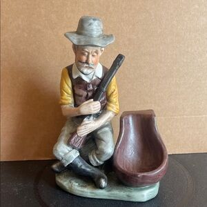 Artisan Hunter Sculpture pipe holder in Brown and Gray man & shotgun